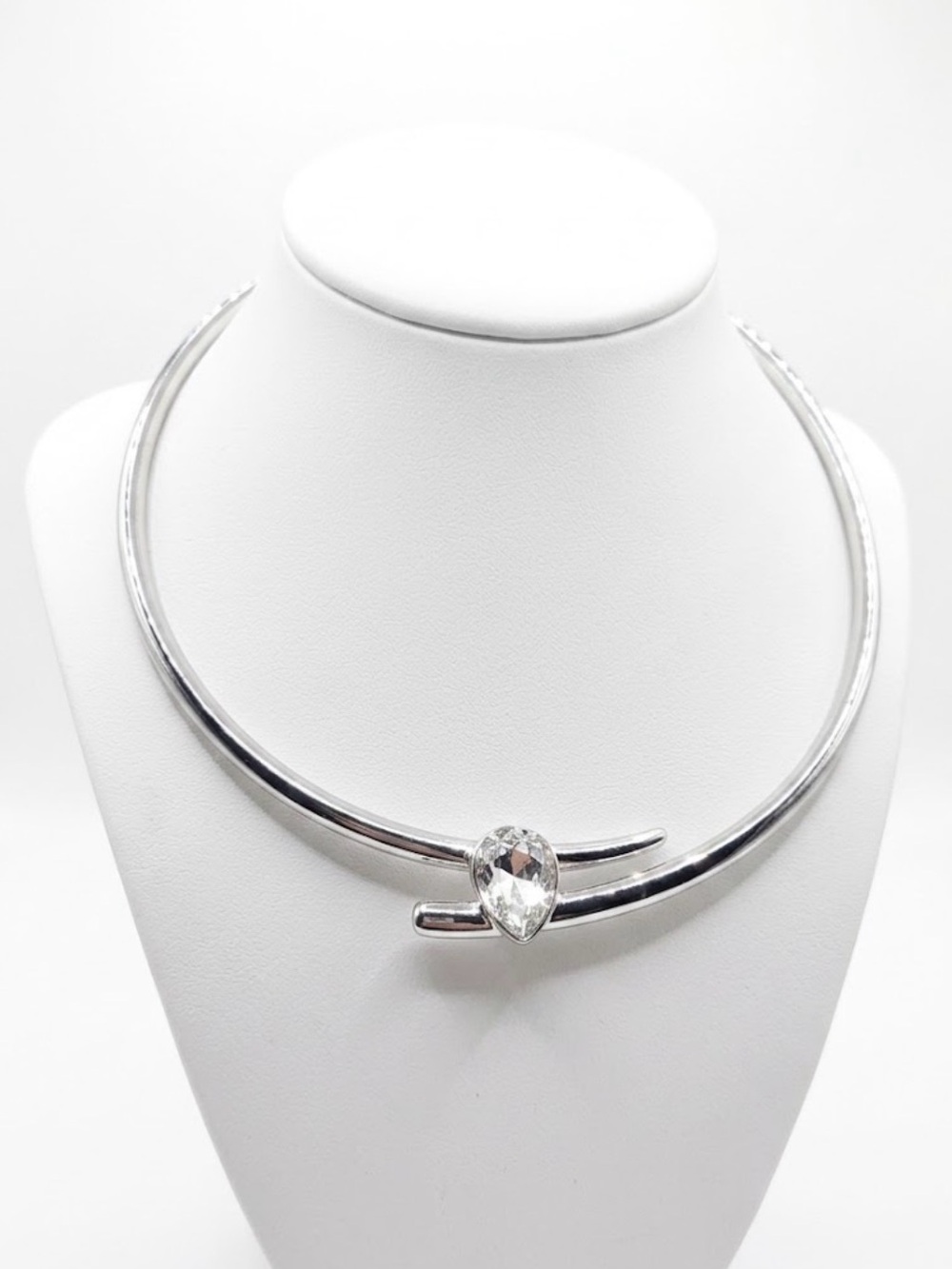 NWT ⚜️🤍⚜️ PIPER K Silver Tone Glass Stone Teardrop Bypass Choker Necklace